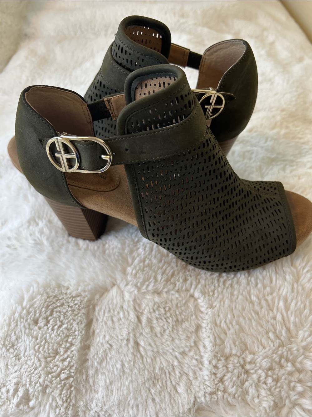 Giani Bernini Olive Green Peep-Toe Perforated Block Heel Sandals 6M